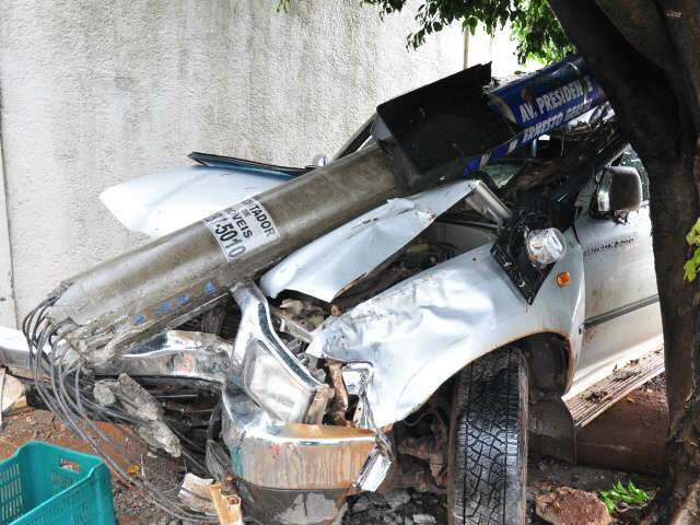  Caminhonete &eacute; abandonada ap&oacute;s bater em poste e dono diz que foi furtada