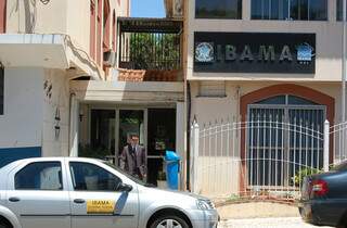 Policial deixa sede do Ibama em Campo Grande, que está fechada nesta manhã, por operação da PF. (Foto: Fernando Dias)