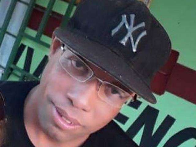 Esfaqueado nas costas, homem vai dirigindo at&eacute; o hospital