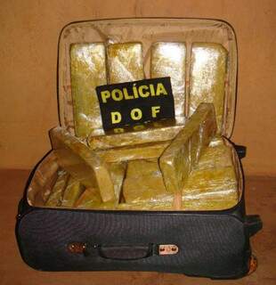 Tabletes de maconha estavam em mala encontradas no bagageiro do ônibus. (Foto: divulgação)