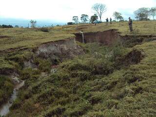 Erosão na Fazenda Santa patrícia na região de Santa Rita do Pardo causou assoreamento de córrego. (Foto: Divulgação)