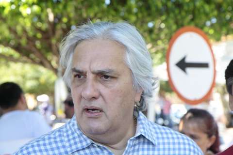 Com ‘ônibus vazio’, Delcídio indica que aliança em 2014 pode incluir PSDB