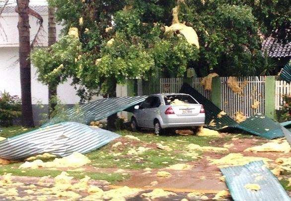 Forte temporal atinge Tr&ecirc;s Lagoas e deixa rastros de destrui&ccedil;&atilde;o