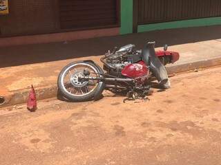 Motocicleta da vítima ficou bastante danificada. (Foto: Bruna Pasche)  
