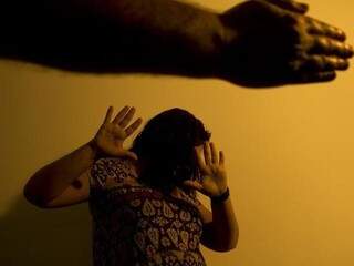 Reprodução de mulher sendo ameaçada por um homem. (Foto: Marcos Santos/USP/Reprodução Agência Brasil) 