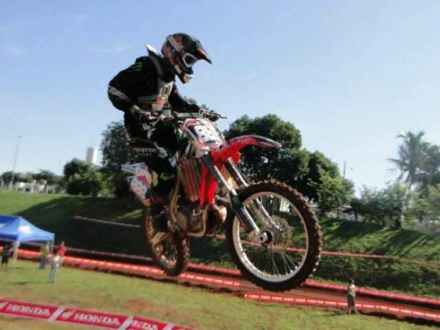  Piloto de SP se destaca na segunda etapa do Estadual de motocross, em Tr&ecirc;s Lagoa