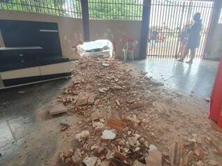 Motorista embriagado destr&oacute;i muro de resid&ecirc;ncia na Vila Jacy