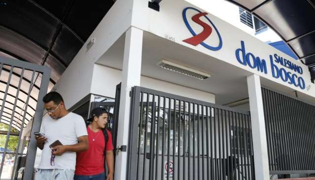 Primeiros a deixar o Enem acham prova dif&iacute;cil e tema da reda&ccedil;&atilde;o importante