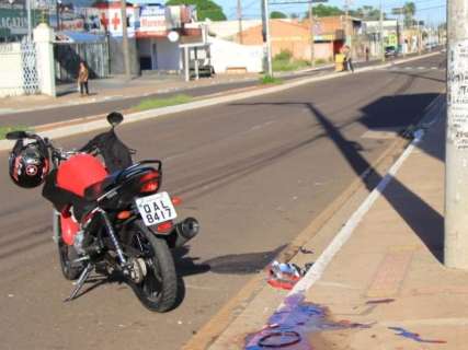 Motociclista sem CNH morre depois de bater em poste de energia elétrica 