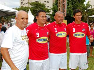 Presidente do time, Carlos Alberto Assis (camiseta branca), apresentou primeiros reforços no mês passado. (Foto: Simão Nogueira)