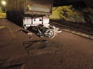 Motociclista morreu no local do acidente. (Foto: Osvaldo Duarte)