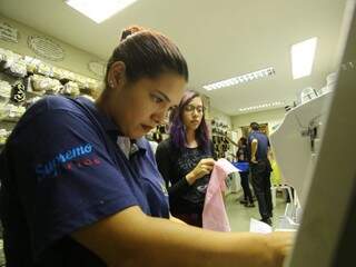 Candidata aprendendo a usar a máquina de bordar (Foto: André Bittar)