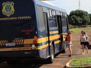Ônibus onde os condutores e passageiros assistem ao vídeo educativo. (Foto: Marina Pacheco)