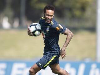 Neymar brinca com a bola em treino leve da Seleção (Foto: CBF/Divulgação)