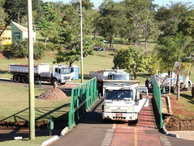 Depois de chuva, obra recome&ccedil;a no parque e lago deve estar seco em 90 dias