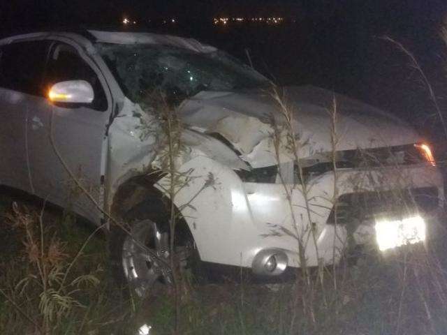 Ap&oacute;s render casal e levar objetos, bandidos capotam carro roubado e fogem