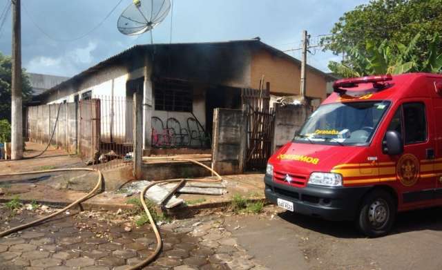 Fam&iacute;lia suspeita que explos&atilde;o de celular provocou inc&ecirc;ndio em casa