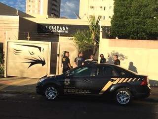 Policiais federais em frente à Company, empresa alvo de busca (Foto: Guilherme Henri)