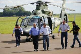 Reinaldo e secretários pousam no aeroporto de Dourados para abastecer helicóptero antes de seguir viagem para a Capital (Foto: Eliel Oliveira)