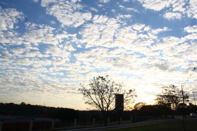 C&eacute;u amanhece com nuvens e garoa em algumas regi&otilde;es da Capital