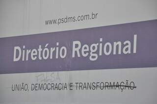 Ação de vândalos pode ser vista na fachada da sede regional do PSD. (Foto: Marcelo Calazans)