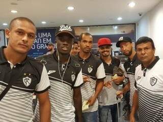 Na foto, os jogadores Tuia, Robinho, Agnaldo, William e Eduardo Arroz posam na chegada à Capital (Foto: Divulgação/CFC)
