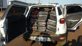 Ecosport lotada de maconha tinha sido roubada em Goiânia (Foto: Osvaldo Duarte/Grande FM)