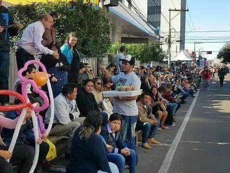 Mesmo com frio, desfile leva milhares ao Centro de Campo Grande