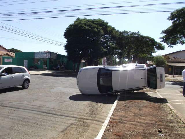  Placa encoberta causa acidente em cruzamento da Abr&atilde;o Julio Rahe