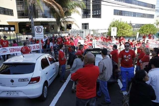 Em dia de protesto, servidores dizem que 90% das comarcas est&atilde;o paradas