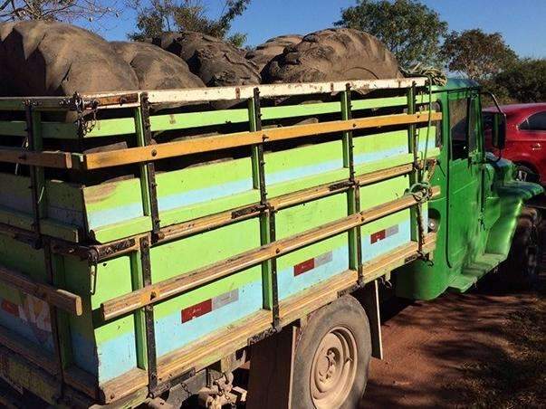 Carga de pneus usados avaliada em R$ 21 mil &eacute; apreendida na fronteira
