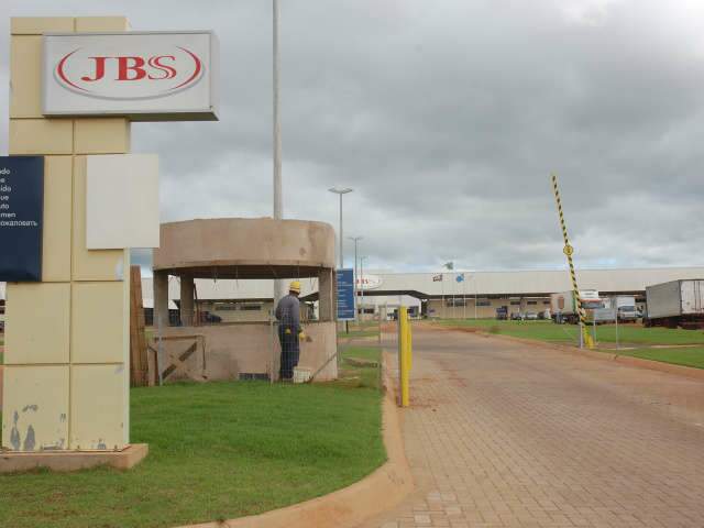  Frigor&iacute;fico JBS j&aacute; demitiu mais de 300 funcion&aacute;rios em Campo Grande