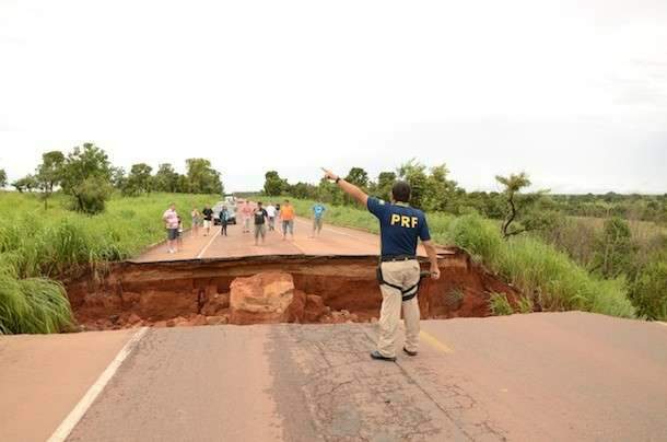 Queda de barreira interdita BR-163 a 46 km de MS; PRF divulga rotas