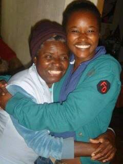 Tia Nê com a esposa de Kenia (Foto: Reprodução/Facebook)