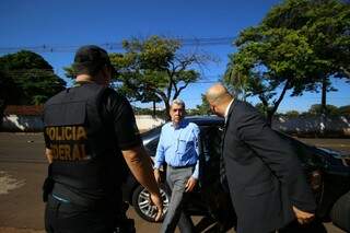 Puccinelli (camisa azul) é alvo de série de operações da Polícia Federal. (Foto: André Bittar)