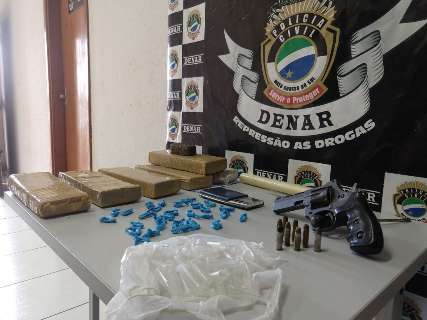 Casal tenta despistar pol&iacute;cia, mas &eacute; pego com drogas, arma e muni&ccedil;&otilde;es