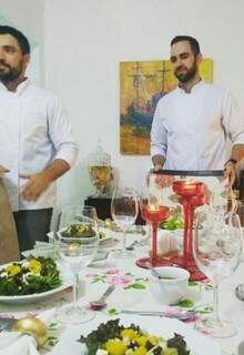 Will e Jary, atenção especial para a mesa bem posta. (Foto: Acervo Pessoal)