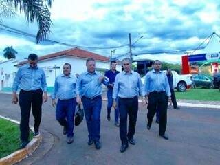Todos de azul, o ministro Blairo Maggi e o governador Reinaldo Azambuja, há pouco no recinto da Expogrande (Foto: André Bittar)