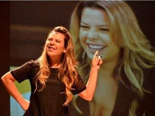 Fernanda em cena, com recursos de vídeo. (Foto: Divulgação)