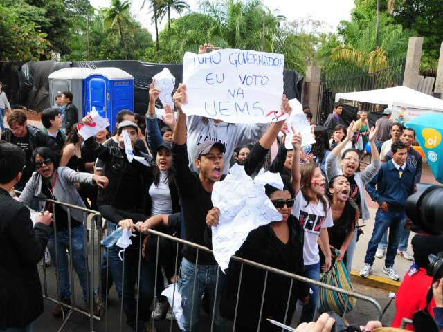  Durante desfile, acad&ecirc;micos da UEMS protestam contra corte de 20% no or&ccedil;amento
