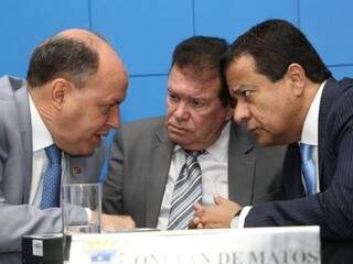 Deputados Junior Mochi (MDB), Maurício Picarelli (PSDB) e Amarildo Cruz (PT), durante sessão (Foto: Victor Chileno/ALMS)