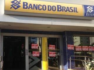 Cartazes informando a greve amanhecem em frente ao Banco do Brasil, na avenida Afonso Pena. (Foto: Elci Holsback)