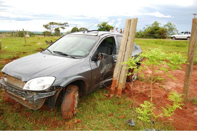  Mulher perde controle de taxi e colide ve&iacute;culo contra cerca de fazenda