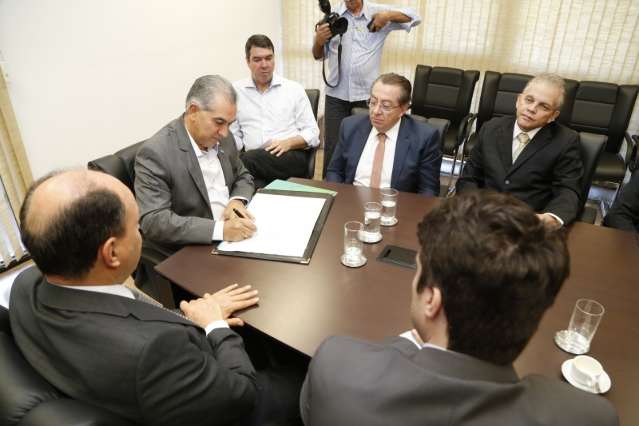 Governador mandar&aacute; &agrave; Assembleia projeto de piso salarial para advogados