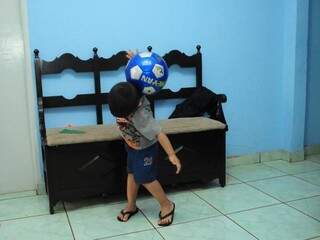 Aos 2 anos, Bruninho mostra a habilidade com a bola de futebol (Foto: Rodrigo Pazinato)