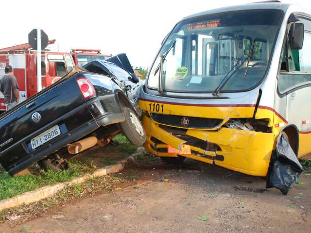  Saveiro tomba no bairro Marcos Roberto ap&oacute;s acidente com microonibus