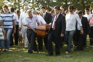 Erlon foi enterrado no Cemitério Jardim das Palmeiras (Foto: Marcelo Victor)