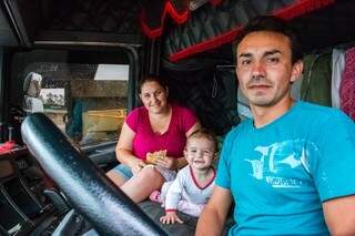 Airton, Laise e a filha na cabine de caminhão (Foto: Henrique Kawaminami)