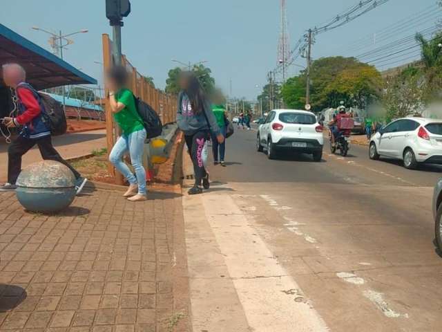 Sem limites, alunos se arriscam entre carros em sa&iacute;da de escola