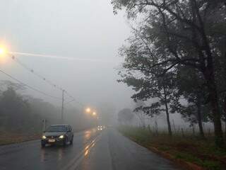 Neblina cobre região da Via Parque, em Dourados (Foto: Helio de Freitas)